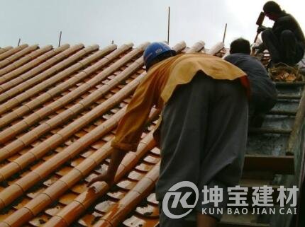 農村屋頂蓋琉璃瓦的坡度多少？多少錢一塊？安裝步驟是什么？